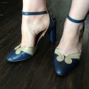 Snake pattern ankle shoes, off white silver & blue